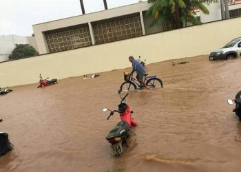 População de Altamira sofre inundação após chuva