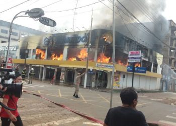 Corpo de Bombeiros de Altamira faz perícia para descobrir causa de incêndio em loja