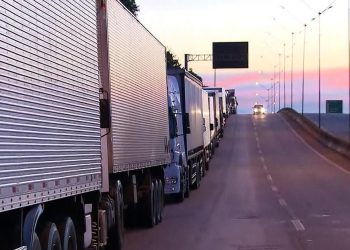 Caminhoneiros protestam contra alta do diesel no país