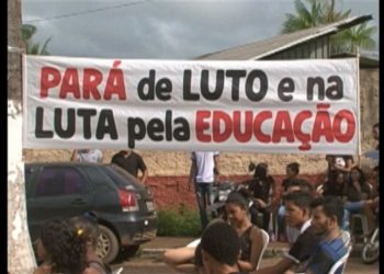 Alunos e professores da rede estadual de ensino realizam protesto em Altamira