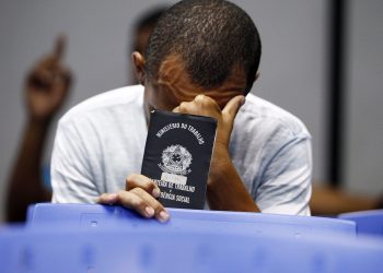 Desemprego recua para 12,9% em abril e atinge 13,4 milhões de pessoas