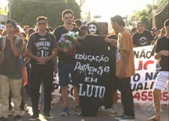 Professores de Altamira fazem cortejo fúnebre até cemitério para simbolizar enterro da educação no PA