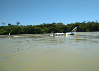 Avião de pequeno porte faz pouso forçado em rio do Pará; piloto diz à polícia que matou homem em voo após testemunhar assassinato