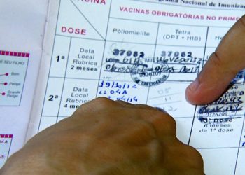 5% das salas de vacinação no país precisam ‘abandonar’ carteirinha de papel e adotar novo sistema digital