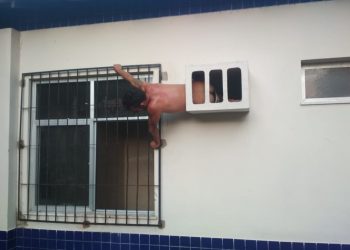 Homem tenta fugir, mas acaba entalado em buraco de ar-condicionado da delegacia de Óbidos