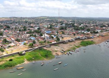 Atingidos pela obra de Belo Monte bloqueiam a BR-230, de acesso à usina
