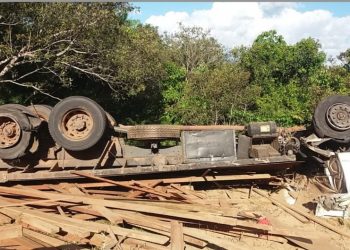 Caminhão tomba e duas pessoas morrem