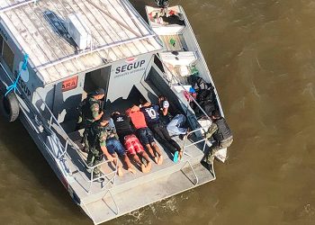Bando armado faz passageiros reféns dentro de embarcação no Pará