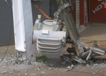 Poste cai e deixa centro de Altamira sem energia elétrica na manhã desta segunda