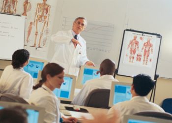 Faculdades de medicina adotam novos modelos de aula; saiba o que são os métodos TBL e PBL