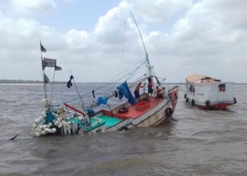 Quatro tripulantes são resgatados após embarcação naufragar no Pará