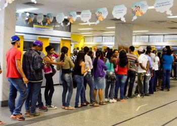 Bancos fecham mais cedo nesta segunda-feira