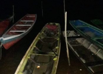 Crianças de 6 e 10 anos são encontradas dormindo dentro de canoa no meio do rio, em Oriximiná