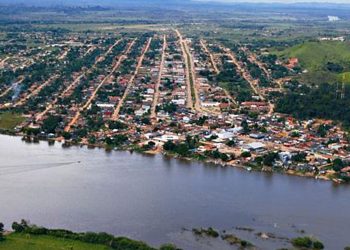 Indígena Kayapó usa facão para ameaçar autoridades durante protesto em São Félix do Xingu, no PA