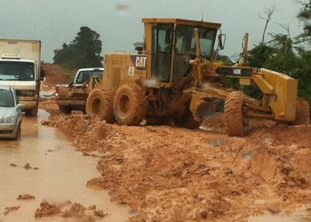 Atoleiros deixam fila de caminhões parados na BR-163, no Pará