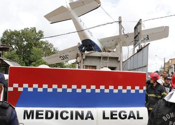 Pilotos teriam sido alertados sobre falta de combustível em avião