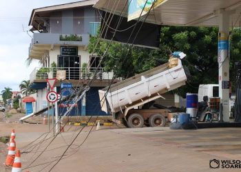 Caminhão que transportava areia se envolve em acidente e destrói sete postes de energia em Altamira