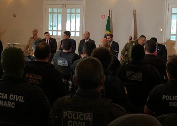 Policiais que confrontaram bandidos e evitaram assalto são condecorados