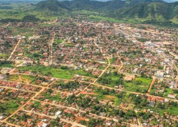 Cerca de cem indígenas Kayapó protestam em frente à Funai em Tucumã, no Pará