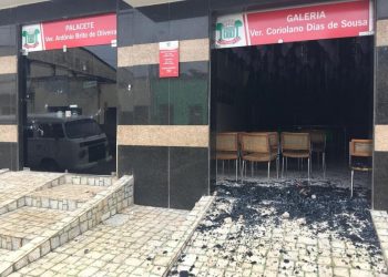 Homem revoltado quebra vidraça da Câmara Municipal de Altamira