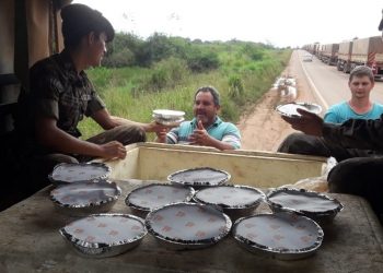 Dnit e Exército distribuem água e comida a caminhoneiros na BR-163, no sudoeste do Pará