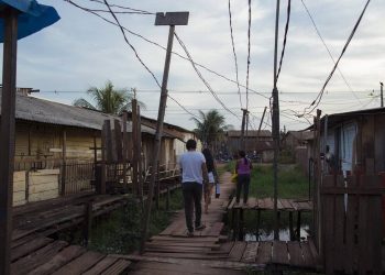 Equipe técnica realiza vistorias em casas localizadas no entorno de lagoa, em Altamira