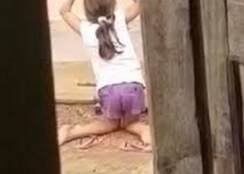 Mãe é autuada por tortura, após sufocar e colocar filha de joelhos com tijolo na cabeça no Pará