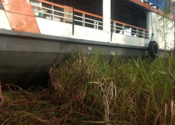 Passageiros de embarcação encalhada no rio Amazonas são resgatados após mais de 24h de espera