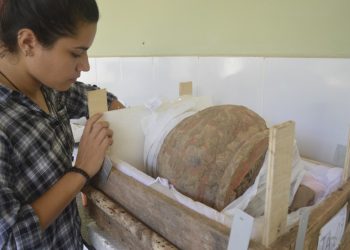Urnas funerárias com mais de 500 anos começam a ser abertas para estudos em universidade no PA