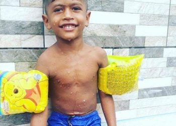 Criança morre depois de veículo destruir muro de sua residência