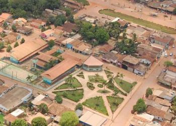 Dezenas de equipamentos de refrigeração comprados para escolas públicas são abandonados em Pacajás