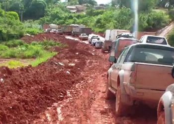 Caminhões são rebocados por tratores para escapar de atoleiro na Transamazônica, no PA