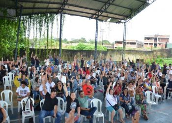 Professores da rede pública de ensino aprovam estado de greve