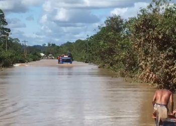 Rodovia Transamazônica segue embaixo d’água próximo a Uruará