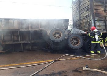 Carreta que transportava pó de serra pega fogo na Transamazônica