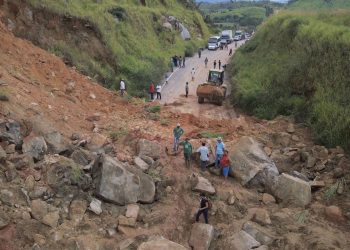 Desmoronamento de encosta encobre toda a pista da BR 230, próximo a Pacajá