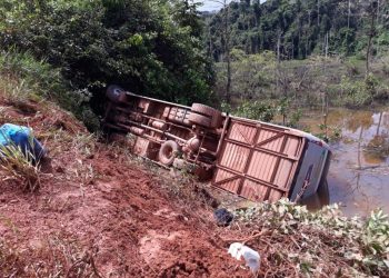 Micro-ônibus que saiu de Jacareacanga com destino à Itaituba tomba na BR-230