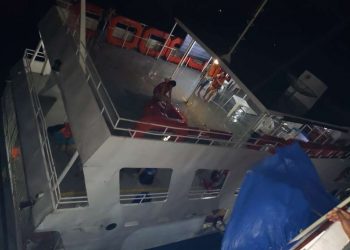 Navio colide com balsa e passageiros ficam feridos