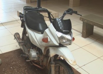 Assaltante rouba moto de casal e atira em uma das vítimas