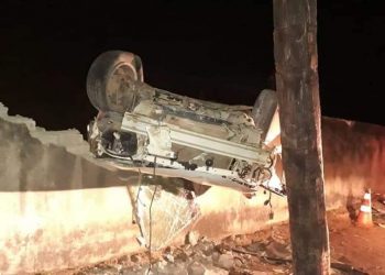 Jovem morre após carro capotar e parar em cima do muro em Senador José Porfírio