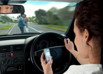 Um em cada cinco motoristas no Brasil admite uso do celular ao dirigir