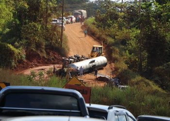 Carreta tomba e interdita BR-230