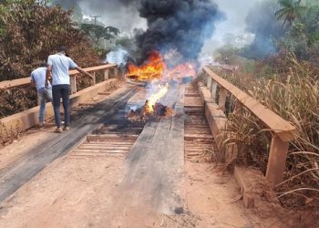 Em protesto contra Ibama, moradores de Placas queimam pontes e isolam município