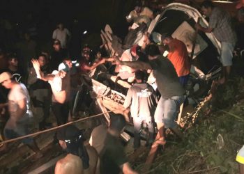 Pai e filho ficam presos em ferragens de caminhão após acidente na BR 163, no Trairão