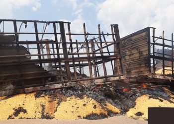 Carreta carregada de milho pega fogo na rodovia BR-163, em Itaituba