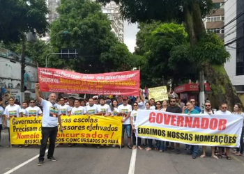 Professores aprovados em concurso da Seduc protestam por nomeação