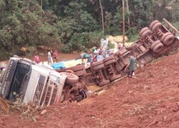 Carreta carregada de soja tomba no Distrito de Miritituba, em Itaituba