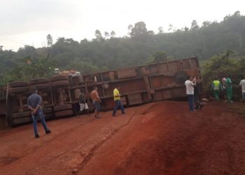 Caminhão carregado de madeira tomba na Transamazônica, próximo à Rurópolis