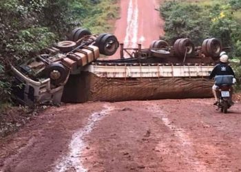 Motorista perde o controle e grita por ajuda após carreta tombar na Transamazônica
