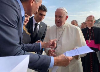 Governadores da Pan-Amazônia entregam carta de compromisso ao Papa Francisco